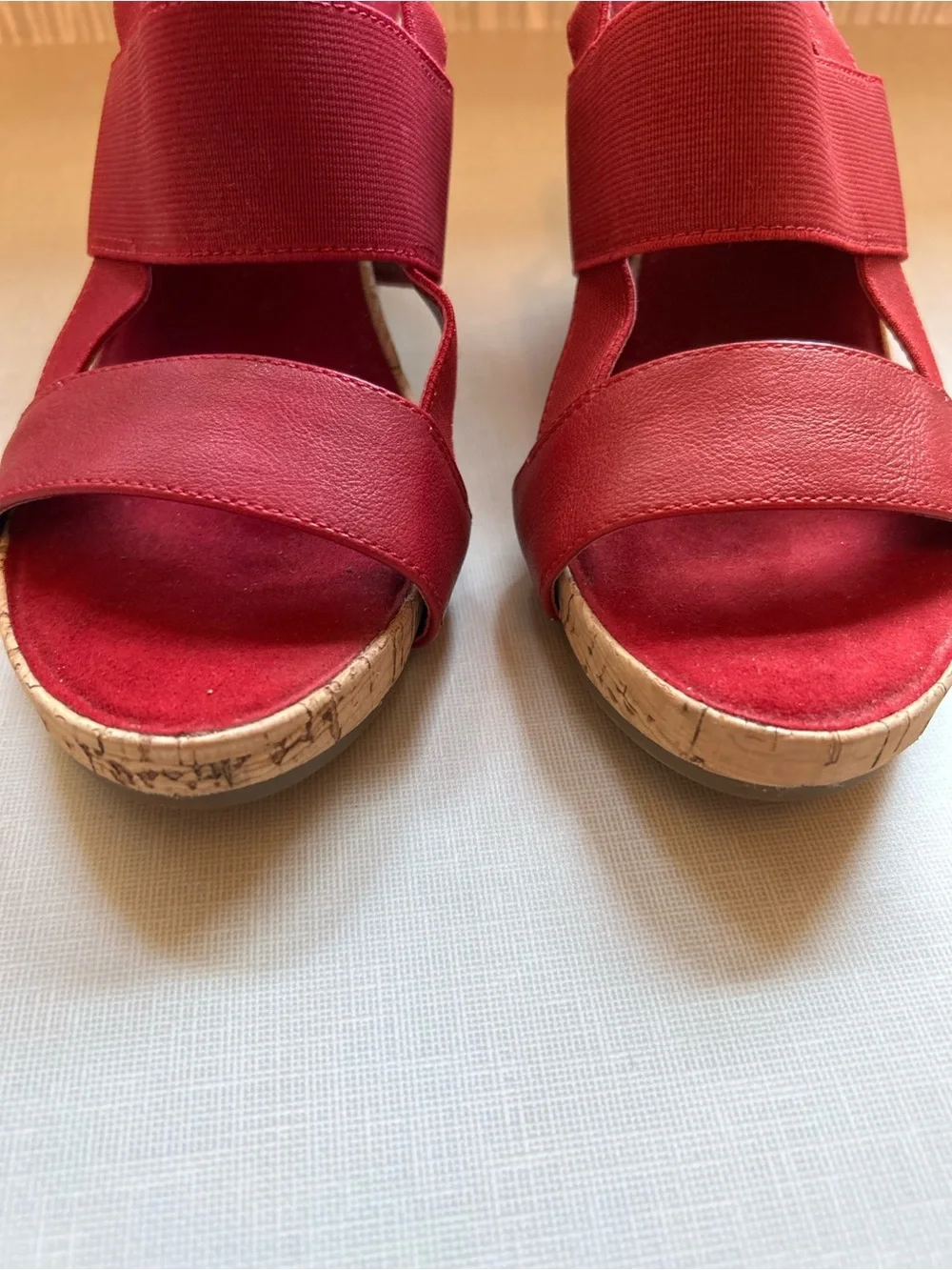 AEROSOLES vibrant red